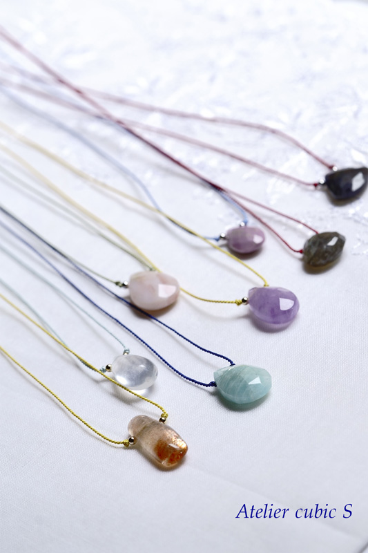 シルク糸のスライドボールを使った一粒ネックレス